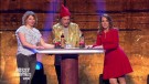 PussyTerror TV -- Wer verliert, muss trinken! Sabine Heinrich zockt gegen Carolin Kebekus und die kommt auf sehr abstruse Sachen, mit denen sie sich gern einreiben würde!