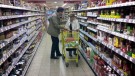 Pastewka -- Zwei Mädels filmen Bastian wie er eine alte Dame im Supermarkt vor einem Sturz bewahrt.