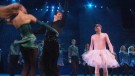 TV total -- Stefan kann sich so grazil bewegen wie kein anderer im deutschen Fernsehen. Kein Wunder also, dass er sich für Riverdance in sein rosa Tutu schmeißt, um den lustigen Stepp-Tänzern mal zu zeigen, wie man das richtig macht!