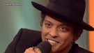 TV total -- Er bringt eine Hitsingle nach der anderen an den Start: Bruno Mars. Ob ´Just The Way You Are´, ´Grenade´ oder ´Marry You´ - alles, was er anpackt, wird ein Erfolg. Doch was steckt hinter dem Knaben mit dem Hut? Raab hakt nach!