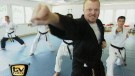 TV total -- In der Karateschule gibt Sportfreak Stefan alles, um den schwarzen Gürtel in Karate zu erhalten. So kann man sich alle lästigen Typen vom Hals schaffen.