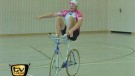 TV total -- In schicker Jan-Ullrich-Gedächtnis-Kluft schwingt sich Stefan auf das Spezialrad, um seine Grazie auf zwei Rädern zu beweisen. Doch das Kunstradfahren ist eine nicht zu unterschätzende Sportart, die auch blutig enden kann.