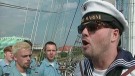 TV total -- Im ersten Teil ging Stefan in die Luft, nun geht's auf ein Marine-Segelschiff. Dort bringt Cheffe den Matrosen das Singen bei, 1, 2, 3!