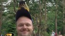 TV total -- Stefan begibt sich ein Gelände mit freilaufenden Affen. Wie die kleinen Verwandten des Menschen wohl reagieren werden?